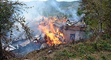 Alevlere teslim olan ahşap ev küle döndü