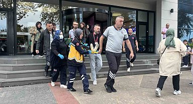 Alışveriş merkezinin merdiveninden düşen yaşlı kadın yaralandı