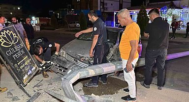 Alkollü sürücü aydınlatma direğini devirip refüje çıktı