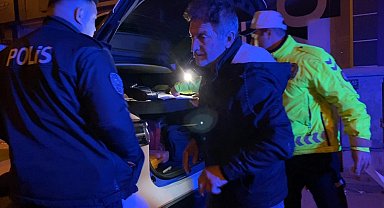 Alkollü yakalanan sürücü aracını öve öve bitiremedi