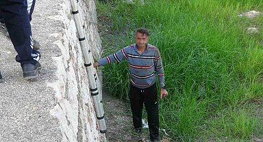 Alkolün etkisiyle su kanalına düştü, köpeğinin havlamasıyla fark edilerek kurtarıldı