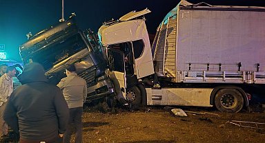 Amasya'da 2 tır kavşakta çarpıştı: 3 yaralı