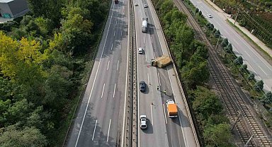 Anadolu Otoyolu'nu kilitleyen kaza: Kontrolden çıkan kamyonet yan yattı