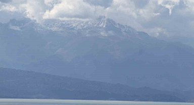 Anamas beyaz gelinliğini giydi