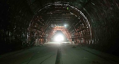 Ankara ile İzmir arasındaki seyahat süresini 3,5 saate düşürecek projede Köroğlu Tüneli'nde ışık göründü