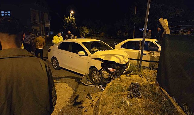 Ankara'da iki otomobil kafa kafaya çarpıştı: 2 yaralı