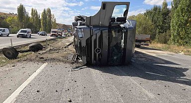 Ankara'da karşı şeride geçen tır otomobile çarptı: 2'si ağır 4 yaralı