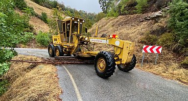 Antalya Büyükşehir Belediyesi ekiplerinden yağmur mesaisi