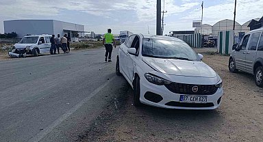 Antalya'da 'U' dönüşü yapan hafif ticari araçla otomobil çarpıştı: 1 yaralı