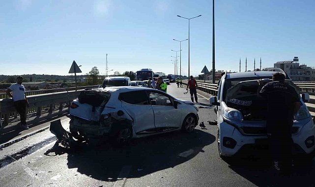 Antalya'da 4 araçlı zincirleme kaza