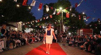 Antalya'da 60 yaş üstü öğrenciler podyumda mankenlere taş çıkardı