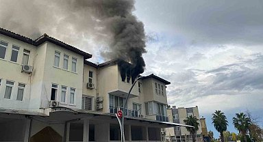 Antalya'da apartman dairesi alev alev yandı