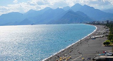 Antalya'da güneş yeniden yüzünü gösterdi, sahiller doldu