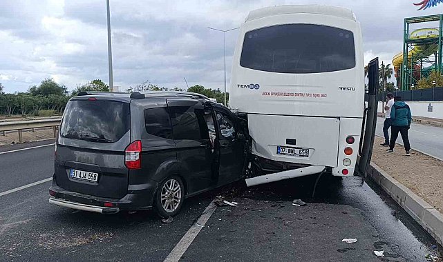 Antalya'da hafif ticari araç midibüse çarptı: 1'i ağır 2 yaralı