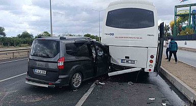 Antalya'da hafif ticari araç midibüse çarptı: 1'i ağır 2 yaralı