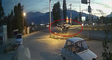 Antalya'da hafif ticari araçla otomobil çarpıştı: 4 yaralı