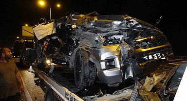 Antalya'da kamyonla çarpışan pikap hurdaya döndü: 1 yaralı