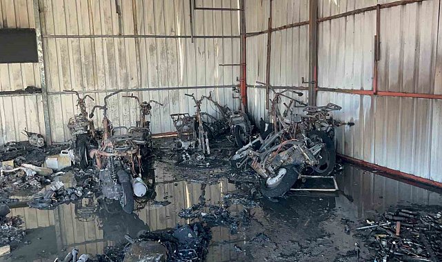 Antalya'da motosiklet servisinde çıkan yangında 10'un üzerinde motosiklet küle döndü
