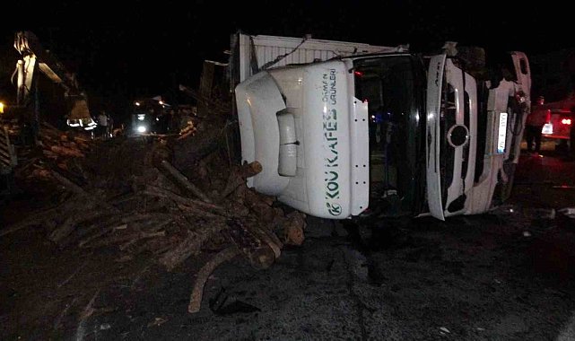 Antalya'da odun yüklü kamyon devrildi, trafik 3 saat durdu
