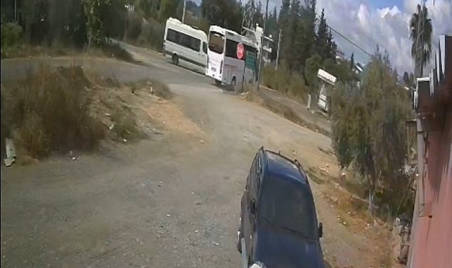 Antalya'da okul servisiyle midibüs çarpıştı: 7 öğrenci yaralandı