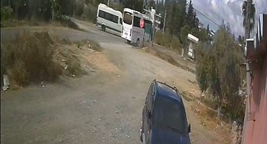 Antalya'da okul servisiyle midibüs çarpıştı: 7 öğrenci yaralandı