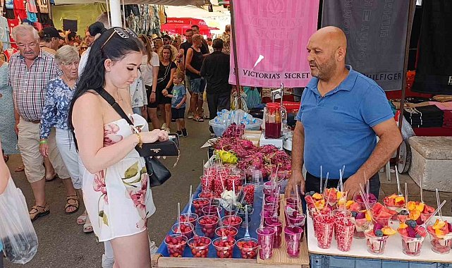 Antalya'da perşembe pazarına Alman turist akını