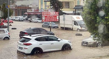 Antalya'da sağanak yolları göle döndürdü, araçlar mahsur kaldı