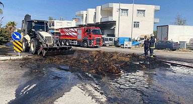 Antalya'da seyir halindeki traktörde saman balyaları alev alev yandı