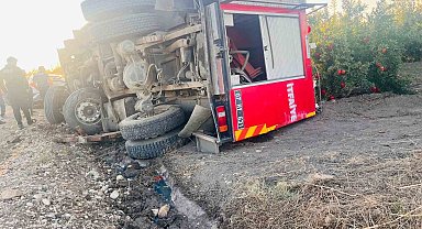 Antalya'da yangına giden itfaiye aracı devrildi: 2 yaralı