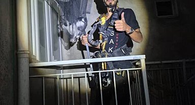 Apartman boşluğunda mahsur kalan yavru kedi kurtarıldı