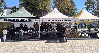 Araban'da hayırseverlerden Gazze yararına hayır çarşısı