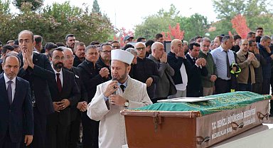 Araç kullanırken kalp krizi geçirerek hayatını kaybeden profesör son yolculuğuna uğurlandı