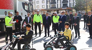 Ardahan'da Mobil Eğitim TIR'ında ilkokul öğrencilerine eğitim