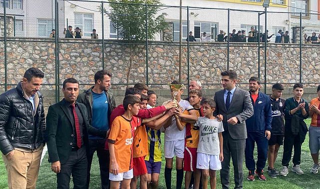 Arıcak'ta ortaokullar arası futbol turnuvası sona erdi