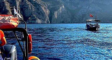 Arızalanan balıkçı teknesini Kıyı Emniyet ekipleri kurtardı