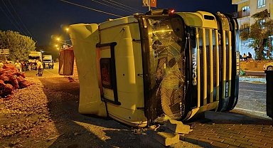 Arızalanan tırdan aşağı indi, hayatını kaybetti