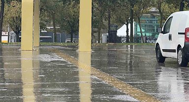 Arnavutköy'de aniden bastıran yağmura vatandaşlar hazırlıksız yakalandı