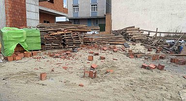 Arnavutköy'de şiddetli rüzgar inşaat halindeki binanın çatısını uçurdu