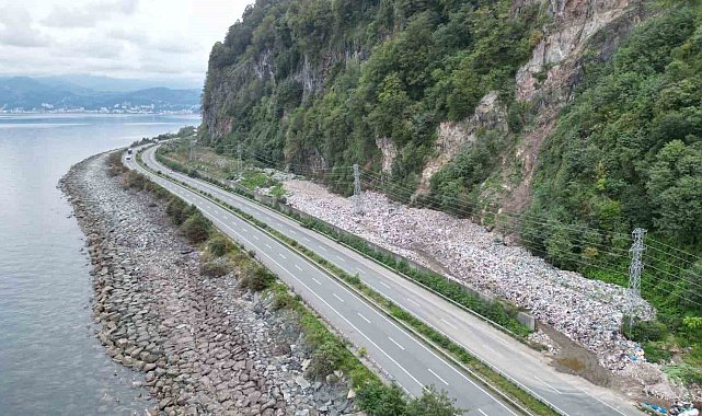 Artvin'de Karadeniz Sahil Yolu kenarındaki çöp dağları tepki çekiyor