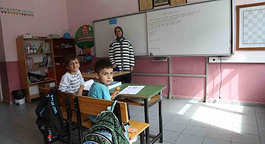 Artvin'de köy okulunda 5 öğrenci 2 öğretmenle eğitim devam ediyor