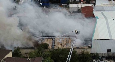Ataşehir'de fabrika yangını: 4 işçi dumandan etkilendi