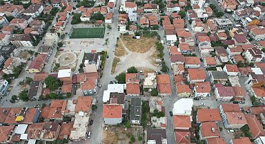 Atıl arsaya okul yaptırmak isteyen muhtar 618 hissedarın peşine düştü