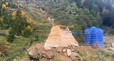 Ayder Yaylası'nda mezar görünümlü su deposu görenleri şaşırtıyor