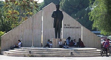 Aydın'da ilginç manzara: Okul yemekhanesine alınmayan öğrenciler öğle yemeğini sokakta yemek zorunda kalıyor