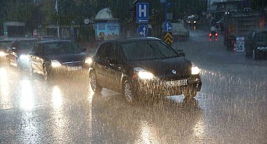 Aydın'da sağanak yağmur yolları dereye çevirdi