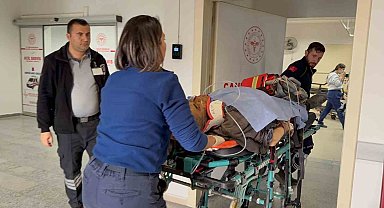 Aydınlatma direğine çarpan otomobil hurdaya döndü: 1 ölü, 1 yaralı