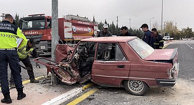 Aydınlatma direğine çarpan otomobil hurdaya döndü: 1'i ağır 2 yaralı