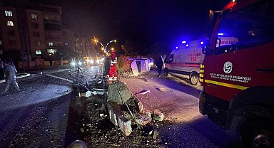 Aydınlatma direğine çarpan otomobilin takla attığı anlar kameraya yansıdı