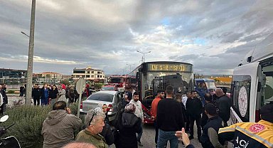 Ayvalık'ta belediye otobüsü ile otomobil çarpıştı: 2 yaralı