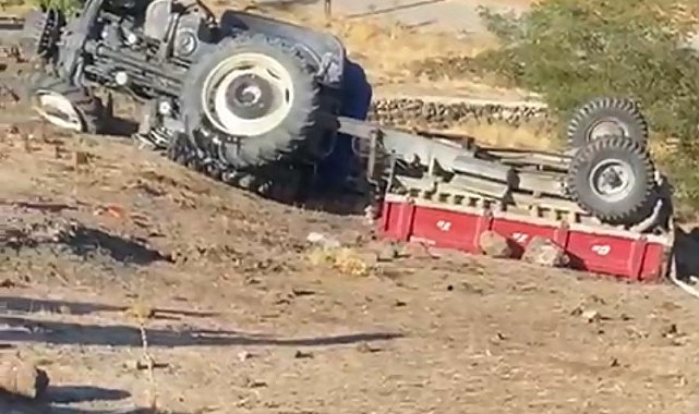 Baba oğul devrilen traktörde ağır yaralandı